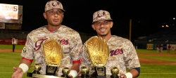 Alex Romero y Eduardo Escobar recibieron el guante de oro