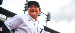 Miguel Cabrera recibe Mención Honorífica al 'Premio Luis Aparicio'